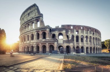 Gün batımında Kolezyum. Roma'nın doğal simgesi, İtalya, sabah ışığında. 