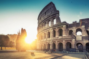 Colosseum Roma'da, İtalya, gün doğumunda. Renkli seyahat arka planı.