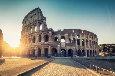 Colosseum Roma'da, İtalya gün doğumunda. Renkli seyahat arka planı.  
