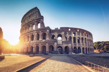 Colosseum Roma'da, İtalya gün doğumunda. Renkli seyahat arka planı.  