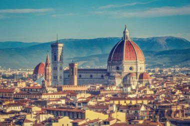 Yaz aylarında Floransa, İtalya'da Santa Maria del Fiore katedrali. Renkli ufuk çizgisi. 