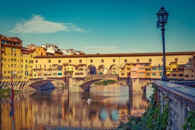 Ponte Vecchio Floransa, İtalya. Doğal ufuk çizgisi. 