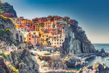 Bir yaz gününde Cinque Terre ünlü Manarola köyügüzel manzara, İtalya. Doğal panorama görünümü.