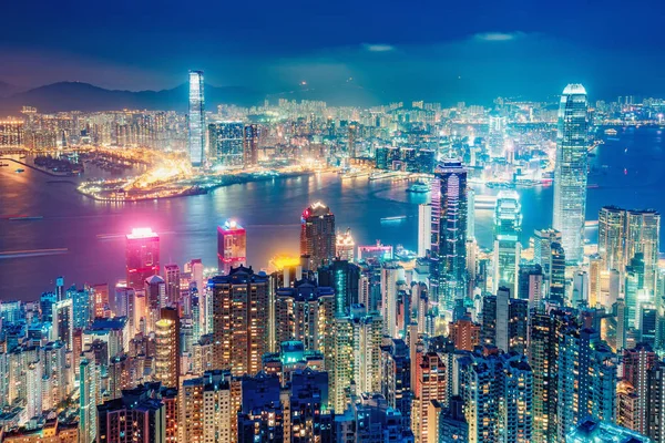 中国香港夜景 五颜六色的夜间天际线 从维多利亚峰看到照明的摩天大楼 — 图库照片