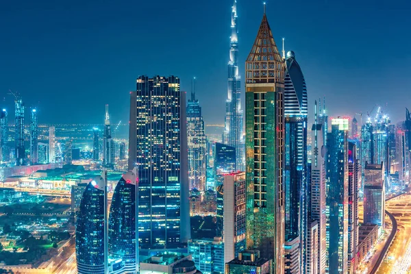 Spektakuläre Stadtsilhouette Mit Farbenfroher Stadtbeleuchtung Luftaufnahme Von Autobahnen Und Wolkenkratzern — Stockfoto