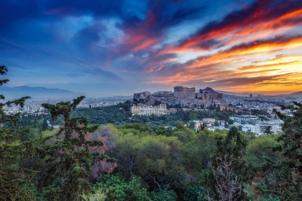 雅典雅典卫城日出时 风景旅游背景与戏剧性的天空 — 图库照片