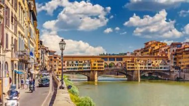 Bir yaz gününde Floransa, İtalya'da Ponte Vecchio manzara. Renkli seyahat arka plan.