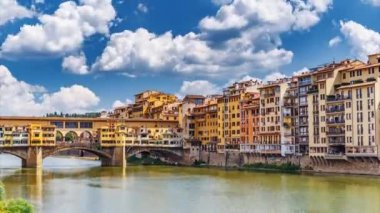 Bir yaz gününde Floransa, İtalya'da Ponte Vecchio manzara. Renkli seyahat arka plan.