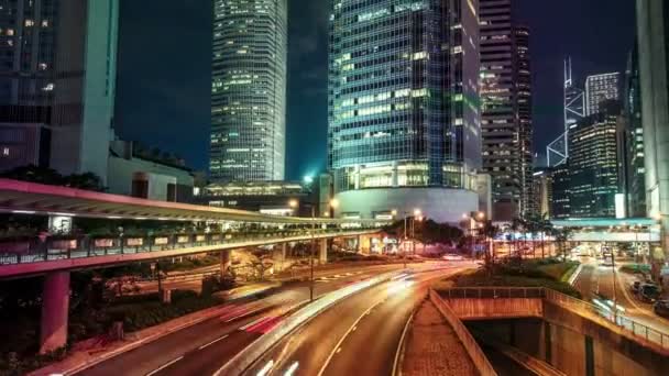 香港的高速公路和摩天大楼在夜间 大照明城市的风景 摩天大楼和快速移动的交通 五颜六色的 — 图库视频影像
