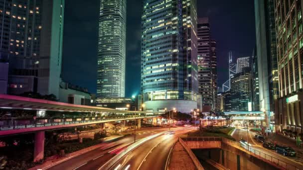 夜の香港の高速道路や超高層ビル 超高層ビルと高速移動トラフィックと大きな照明都市の風光明媚な景色 カラフルな4Kタイムラプス — ストック動画