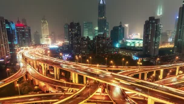 中国上海的高速公路交汇处 大照明交汇处与快速移动的汽车的风景鸟瞰图 — 图库视频影像