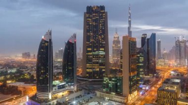 Büyük fütüristik bir şehrin gündüz silueti. Dubai gökdelenleri. 4k zaman atlamalı.