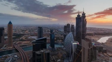 Dubai şehir merkezindeki gökdelenlerin ve otoyolların doğal havadan görünümü. 4k zaman atlamalı