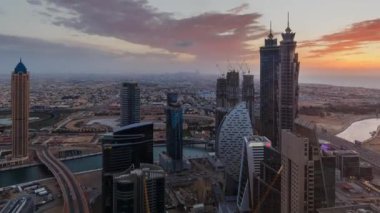 Dubai şehir merkezindeki gökdelenlerin ve otoyolların doğal havadan görünümü. 4k zaman atlamalı