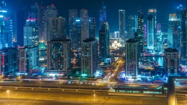夜晚迪拜码头五颜六色的天际线 风景优美的小溪景观与摩天大楼和高速公路 — 图库视频影像