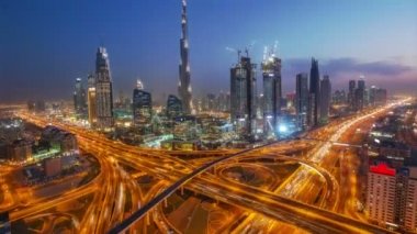 Dubai şehir merkezindeki gökdelenlerin ve otoyolların doğal havadan görünümü. 4k zaman atlamalı