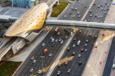 Gün batımında Dubai, Bae'de az trafik olan otoyol kavşağının havadan görünümü