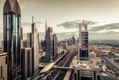 Otoyol ve gökdelenler ile Dubai'nin ünlü mimarisinin havadan görünümü. Fantastik siluet. 