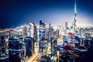 Geceleri büyük ve modern bir şehrin manzaranın en güzel manzarası. Business bay, Dubai, Birleşik Arap Emirlikleri. 