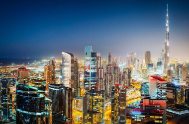 Gece büyük bir modern şehrin havadan panoramik görünümü. Business bay, Dubai, Birleşik Arap Emirlikleri. Dünyanın en yüksek gökdelenleri ile renkli gece silueti. 