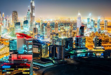 Muhteşem gece silueti: büyük bir modern şehrin gökdelenler. Downtown, Dubai, Birleşik Arap Emirlikleri. Doğal şehir manzarası.