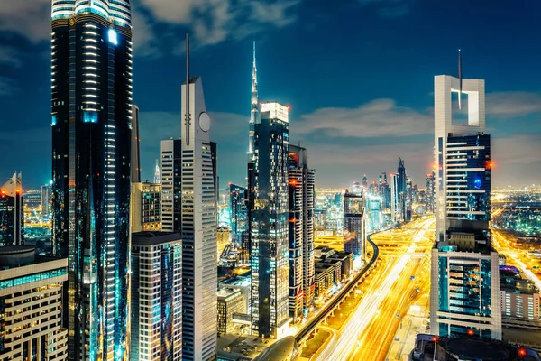 Işıklı modern mimarisi ile gece büyük bir şehrin fantastik görünümü. Dubai şehir merkezi, Birleşik Arap Emirlikleri.