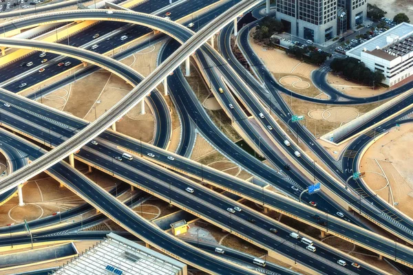 Gün batımında Dubai, Bae'de trafikle bir otoyol kavşağının havadan görünümü.
