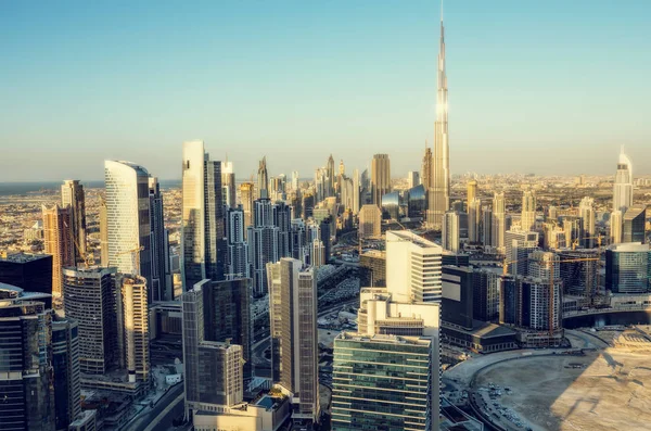 Güzel mimari arka plan. Gün batımında Dubai'nin iş bölümü kulelerinin panorama görünümü.