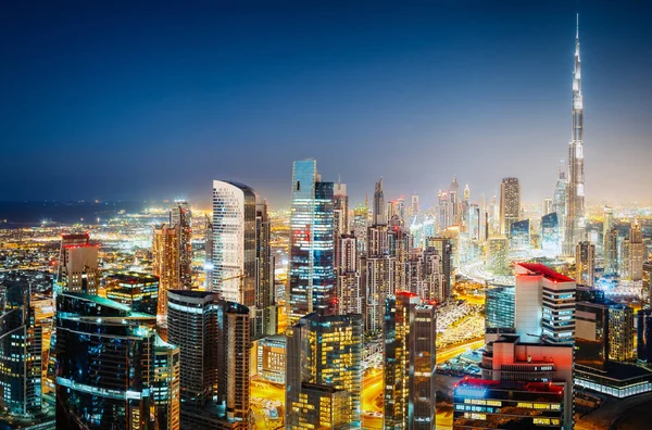 Gece büyük bir modern şehrin havadan panoramik görünümü. Business bay, Dubai, Birleşik Arap Emirlikleri. Dünyanın en yüksek gökdelenleri ile renkli gece silueti. 