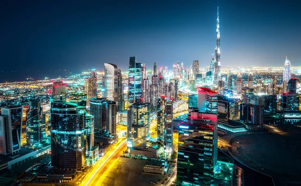 İnanılmaz gece silueti: büyük modern bir şehrin gökdelenler. Downtown, Dubai, Birleşik Arap Emirlikleri. Renkli şehir manzarası.