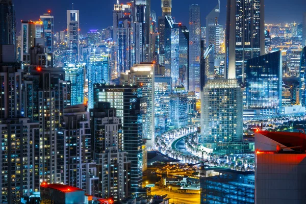 도로에 건축의 환상적인 비즈니스 두바이 아랍에미리트 스톡 이미지