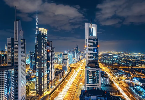 Malownicze Centrum Dubaju Architektury Nocne Panoramy Podświetlanymi Drapaczami Chmur Autostradą Obrazy Stockowe bez tantiem