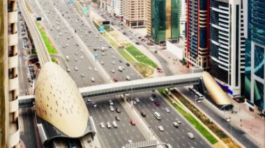 Dubai'de gündüz yoğun karayolu havadan görünümü. 4k zaman atlamalı.