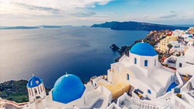 Oia Kiliseler, Yunanistan Santorini ada, güneşli bir günde.