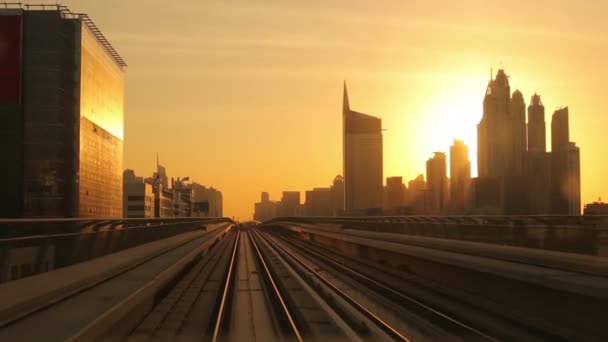 Moderní Architektura Dubaji Uae Při Západu Slunce Viděn Vlaku Metra — Stock video