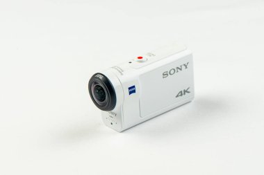 Rusya. Khabarovsk. Nisan 2018: Sony fdrx 3000 Eylem Kamera beyaz arka plan üzerinde