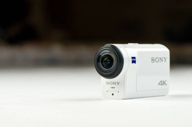 Rusya. Khabarovsk. Nisan 2018: Sony fdrx 3000 Eylem Kamera beyaz arka plan üzerinde