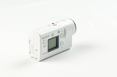 Rusya. Khabarovsk. Nisan 2018: Sony fdrx 3000 Eylem Kamera beyaz arka plan üzerinde