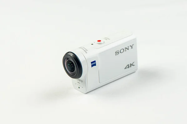 Ryssland. Khabarovsk. April 2018: Sony fdrx 3000 actionkamera på vit bakgrund — Stockfoto