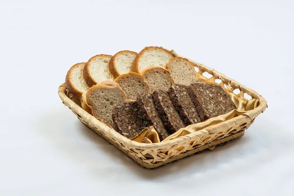 Una variedad de pan recién horneado en una canasta de mimbre — Foto de Stock