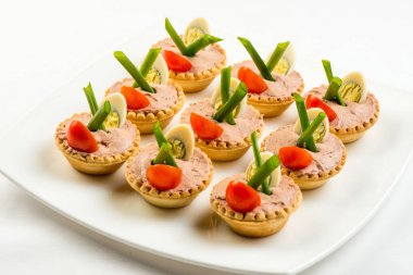 Üç baget dilimleri karaciğer ve elma ezme ve ince domates ile üst dilim. Sığ Dof