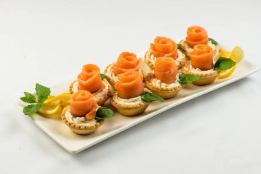 Sepet tuzlanmış somon füme bir gül beyaz tabakta şeklinde yapılır