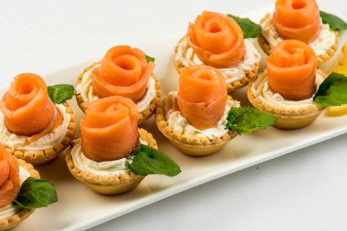 Sepet tuzlanmış somon füme bir gül beyaz tabakta şeklinde yapılır