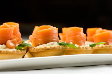 Sepet tuzlanmış somon füme bir gül beyaz tabakta şeklinde yapılır