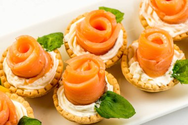 Sepet tuzlanmış somon füme bir gül beyaz tabakta şeklinde yapılır