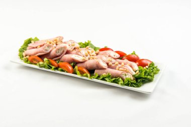 jambon, peynir ve yeşillikleri, beyaz arka plan üzerinde et rulolar