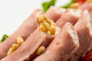 jambon, peynir ve yeşillikleri, beyaz arka plan üzerinde et rulolar