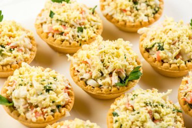 Somon füme, krem peynir, dereotu ve Horseradish Pate çavdar ekmek dilimleri üzerinde