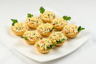 Somon füme, krem peynir, dereotu ve Horseradish Pate çavdar ekmek dilimleri üzerinde