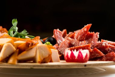 plaka kurulu et ve peynir ile. İtalyan tarzı ziyafet.